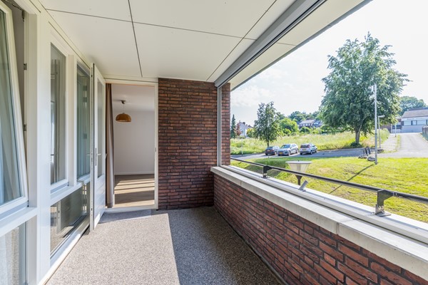 Foto - Te koop: In een fraai, modern wooncomplex "Heiderveste", midden in het hart van Heerlerheide, op loopafstand van een winkelcentrum; ligt dit ruime, luxe appartement op de 1e verdieping (2e woonlaag).